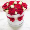 Шляпная коробка из кустовых и одноголовых роз Шляпная коробка из кустовых и одноголовых роз